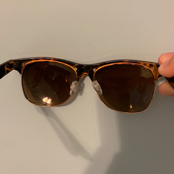 Sunglasses - Picture 3 of 4